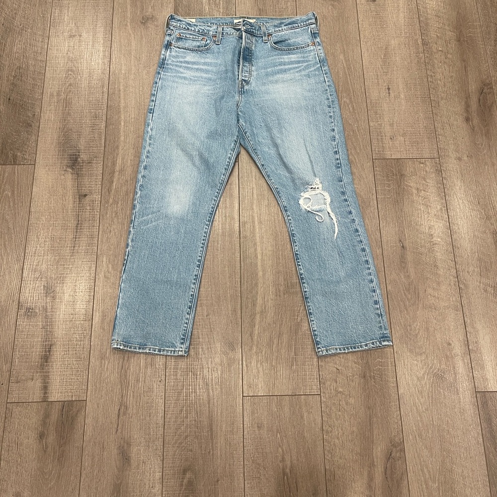 Levi’s Women’s Wedgie Straight Distressed Light Blue Jeans Size 32